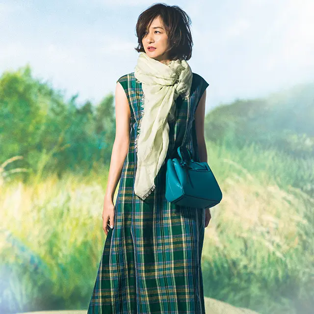 鮮やかなエメラルドグリーンで小さなバッグに存在感を