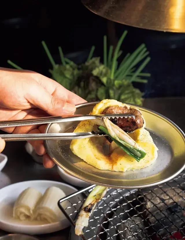 クリーミーなマッシュポテトソースをつけて食べるのが斬新