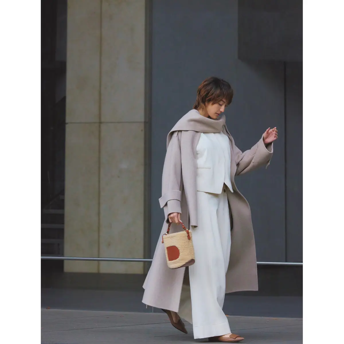 白のジャケットとパンツのセットアップにグレージュのロングコートを羽織ったコーデ　モデル・LIZA