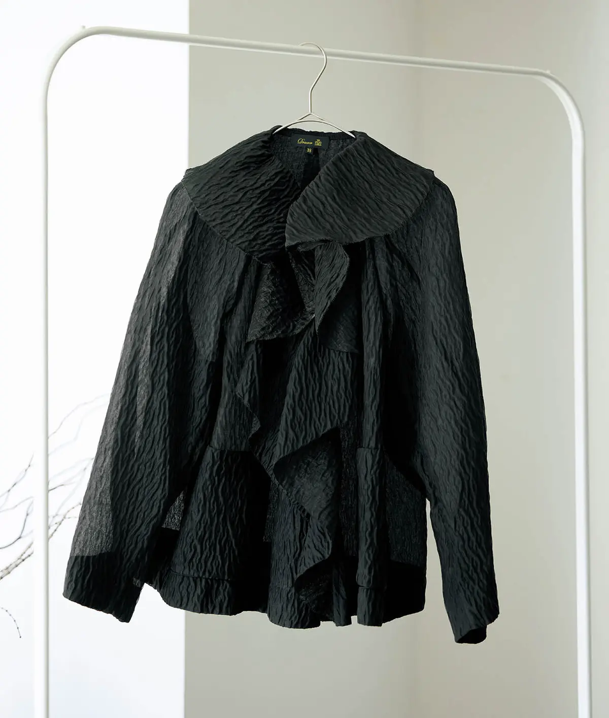 襟から前立てにかけてたっぷりフリルをあしらった、ボリュームのある黒ブラウスも、表情豊かに波打つ風 合いとほのかな透け感で軽やかな印象。ブラウス￥129,800／ドゥロワー 青山店（ドゥロワー）