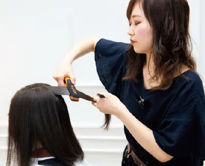 ヘアアイロンの熱でシールド効果を定着させる