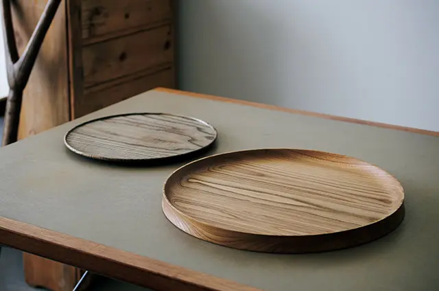 内田悠「盆」［左］神代タモ材（φ30×H1.5㎝）￥36,300、［右］神代ニレ材（φ38.5×H3㎝）￥44,000