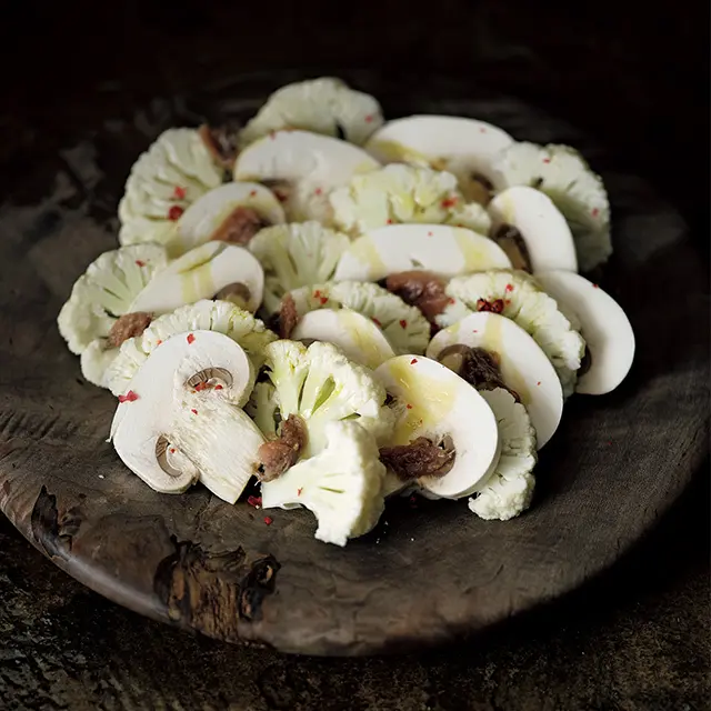 生のカリフラワーとマッシュルームのアンチョビのせ
