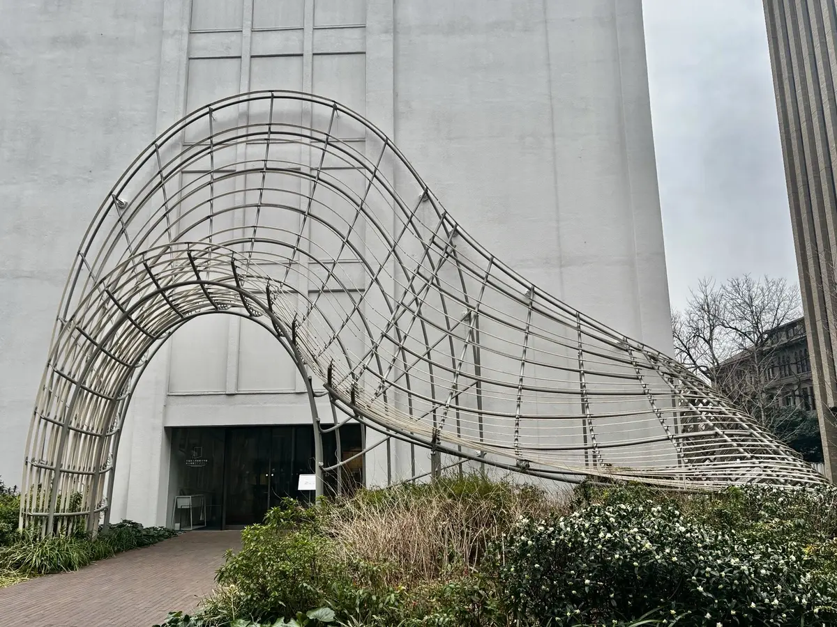 村上春樹ライブラリー前