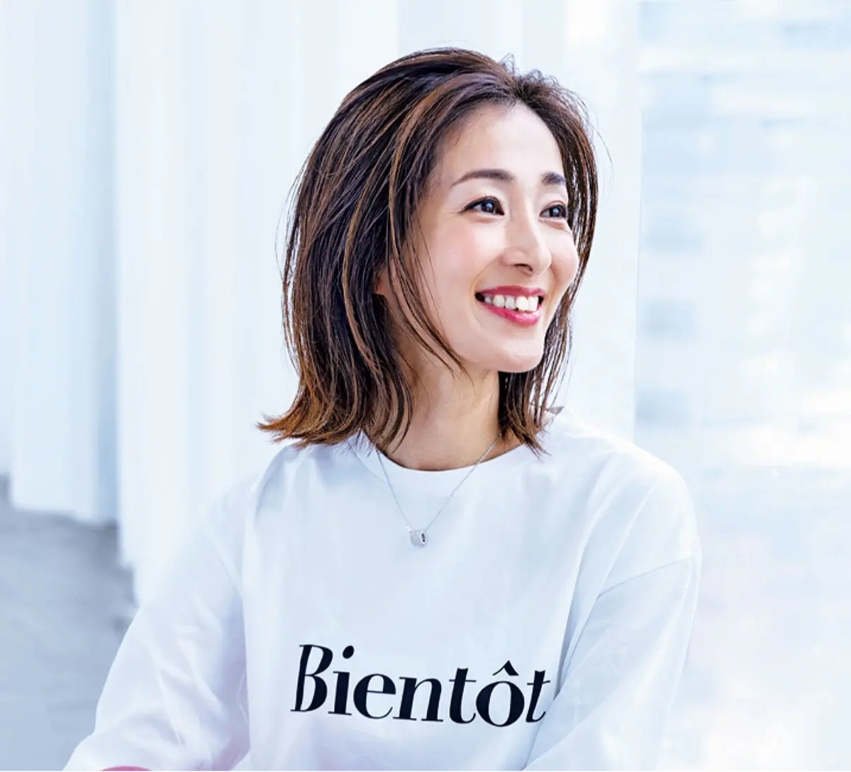 OurAge×Webエクラ　横から見たミディアムボブヘア　ヘアスタイル