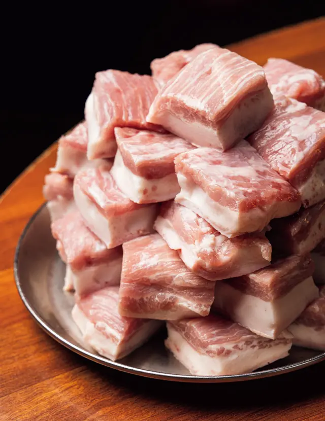 「カクトゥギハンジョン」1人前170g W19,000（写真は7人前）。赤ワイン入りの塩もしくは塩辛をつけていただく