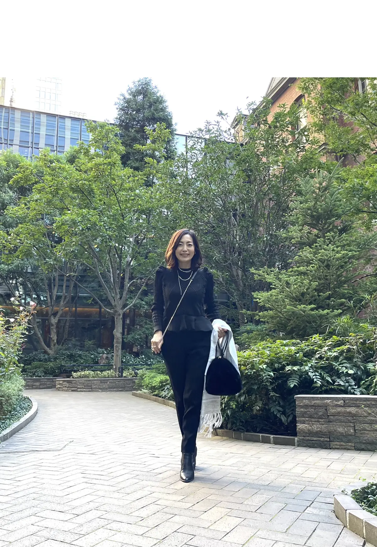 ブラックパンツコーデでランチデートの画像_2