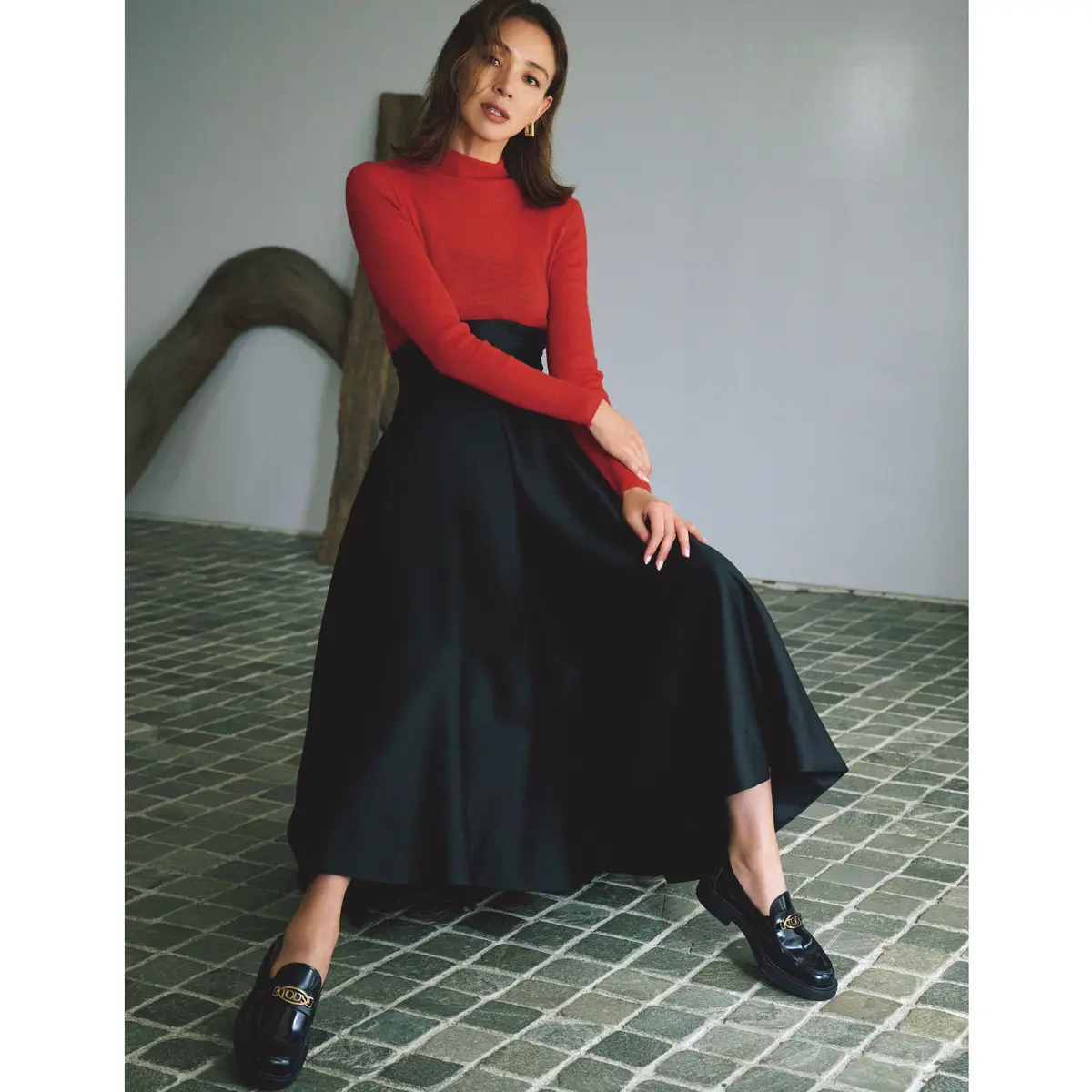 赤のハイネックニットと黒のハイウエストワイドパンツのコーディネート　モデル・SHIHO