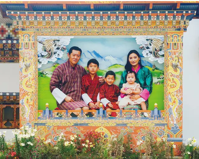 パロ空港をはじめ、国内の至るところに国王やロイヤルファミリーの肖像が掲げられている