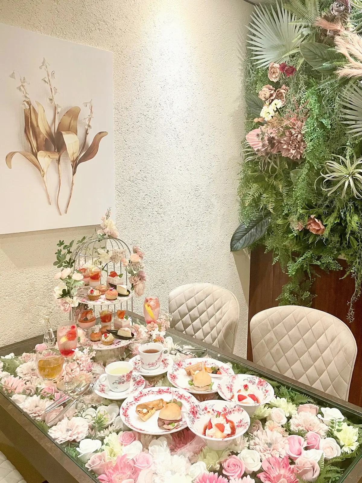 Afternoon Flower Lounge Tea Bloomy 銀座店、カンノーロ、美味しいアフタヌーンティー、美味しいランチ、美味しい女子会、可愛い女子会、映えるアフタヌーンティー、お花のアフタヌーンティー、ミシュラン星付きシェフ監修、ロブションシェフ監修、ムース、いちごムース、ヨーグルトムース、ピスタチオ、いちごマカロン、苺マカロン、ココナッツ、ココナッツプリン、パンナコッタ、苺パンナコッタ、いちごパンナコッタ、いちごゼリー、いちごジュレ、Tea Bloomy 銀座店、 アフタヌーンティー フラワーラウンジ ティーブルーミー、アフタヌーンティー、お花のアフタヌーンティー、アジアンフラワー、アジアンフラワーアフタヌーンティー、 、アジアン、アジアンテイスト、アジアンインテリア、お花のテーブル、コーヒー、カフェラテ、可愛いカップ、お花のカップ、可愛いカップ&ソーサー、コーヒーカップセット、飲み放題、フリードリンク、ドリンクブュッフェ、花柄カップセット、お花のカップセット、お花のカップ、花柄カップ、花柄カップ&ソーサー、選べるカップ、紅茶、アールグレイ、ハーブティー、アールグレイティー、お茶漬け、サーモン、サーモンのお茶漬け、鮭茶漬け、ハンバーガー、ローストビーフ、ローストビーフバーガー、サーモン、オリーブ、スイーツ、乾杯酒、スパークリング、デトックスウォーター、女子会、ワンピース、花柄ワンピース、モノトーンワンピース、モノトーン花柄ワンピース、ピンクワンピース、カンノーロ、ケーキ、シュークリーム、マカロン、タルト、チーズケーキ、いちご、マンゴー、イチゴ、苺、桃、