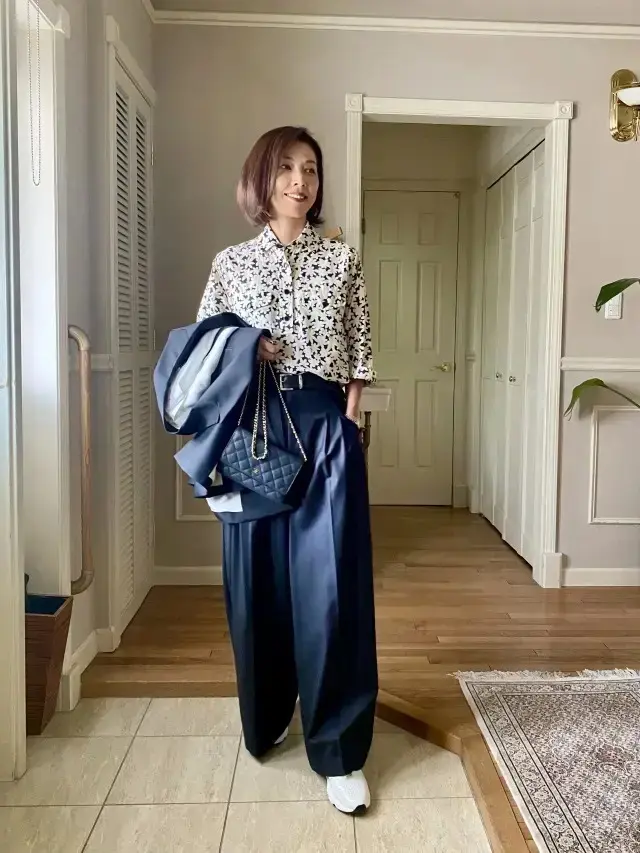 【50代のシャツコーデ5選】端境期のおしゃれにぴったり！秋らしい落ち着いたカラーで季節感もプラス