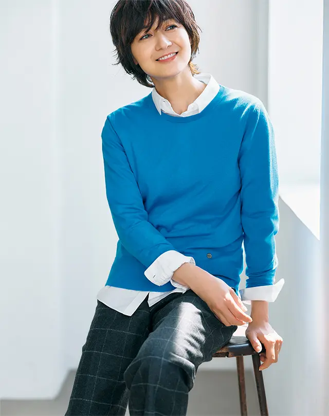 ロイヤルブルーとチェック。色と柄で魅せるベーシックな装い
