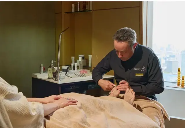 個室で人の目を気にせず、リラックスして施術を受けられる