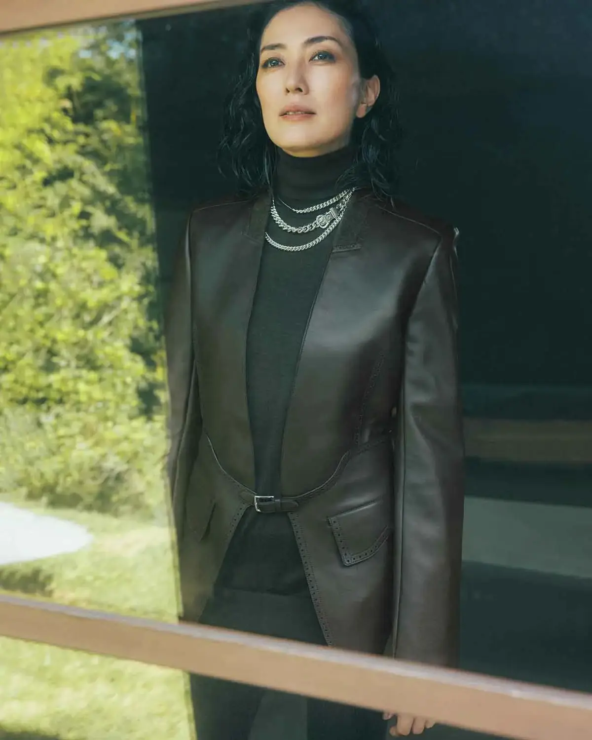 【板谷由夏さんがまとうブラウン系カラーアイテム6選】大人の秋をまろやかに、上品に彩る