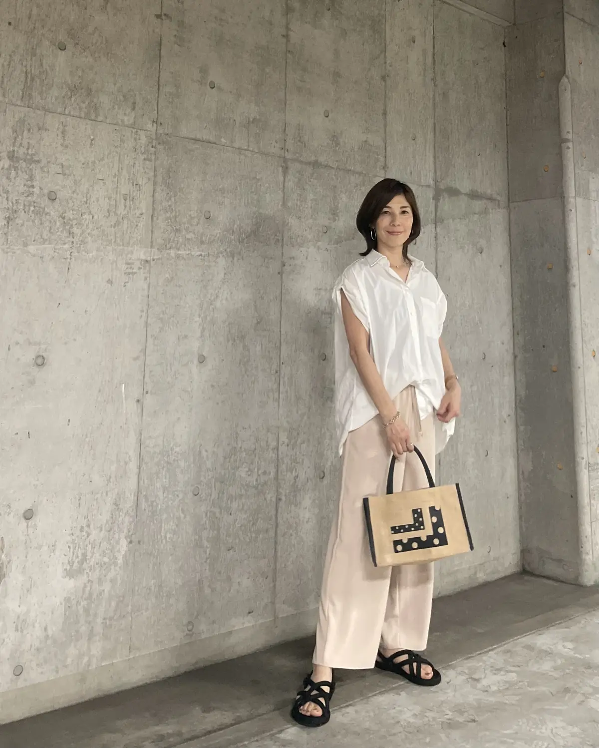 ゆるっとパンツと白シャツコーデの画像_1