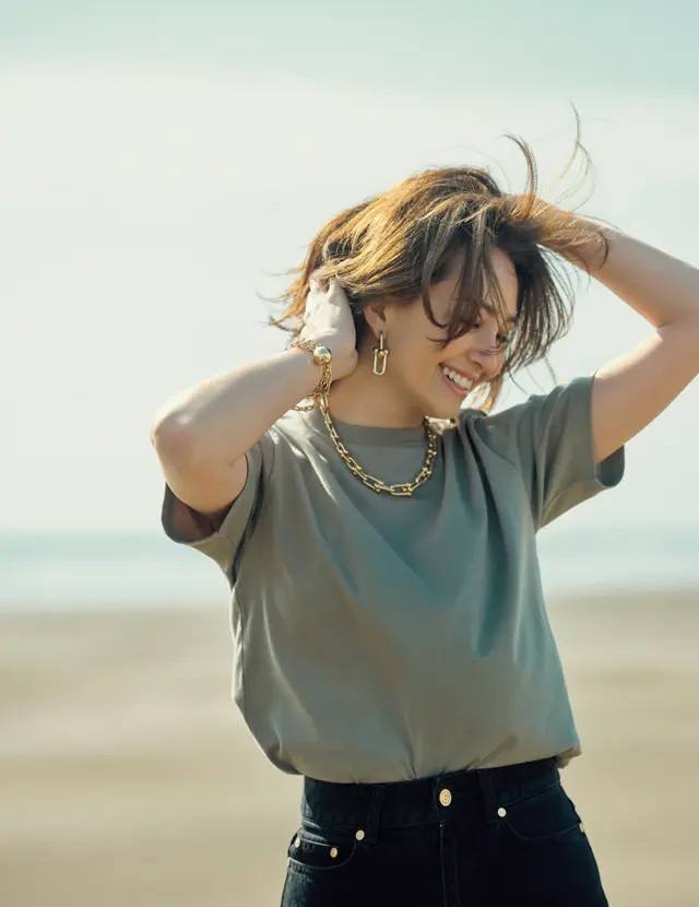 リフィルのTシャツのRINA 