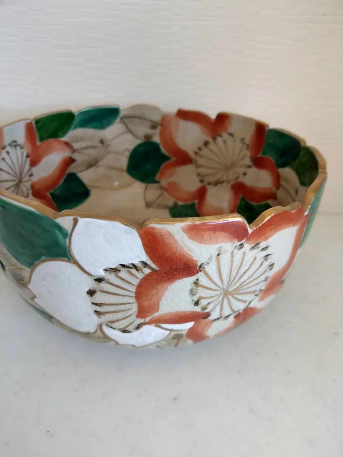 こちらはかなり大きな深鉢。テーブルが一気に華やぐ器です。お正月に松を活けて花器として使うことも。