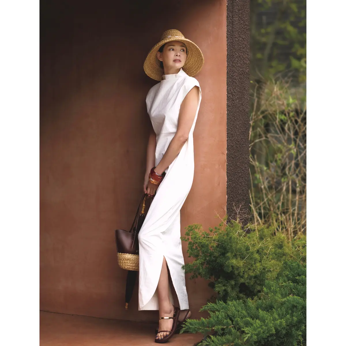 白モックネックのノースリーブワンピースにストローハットとカゴバッグを合わせたコーディネート　モデル・SHIHO