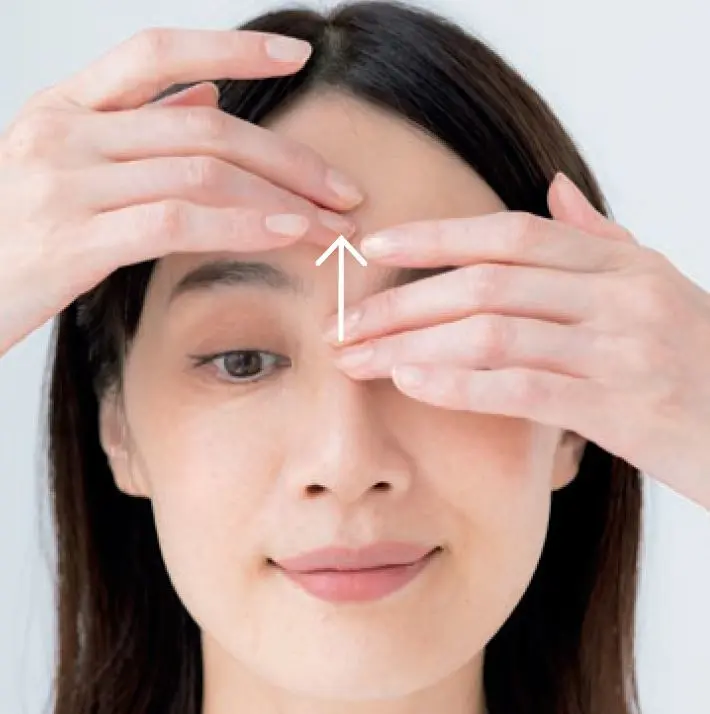 鼻すじから眉間まで流す