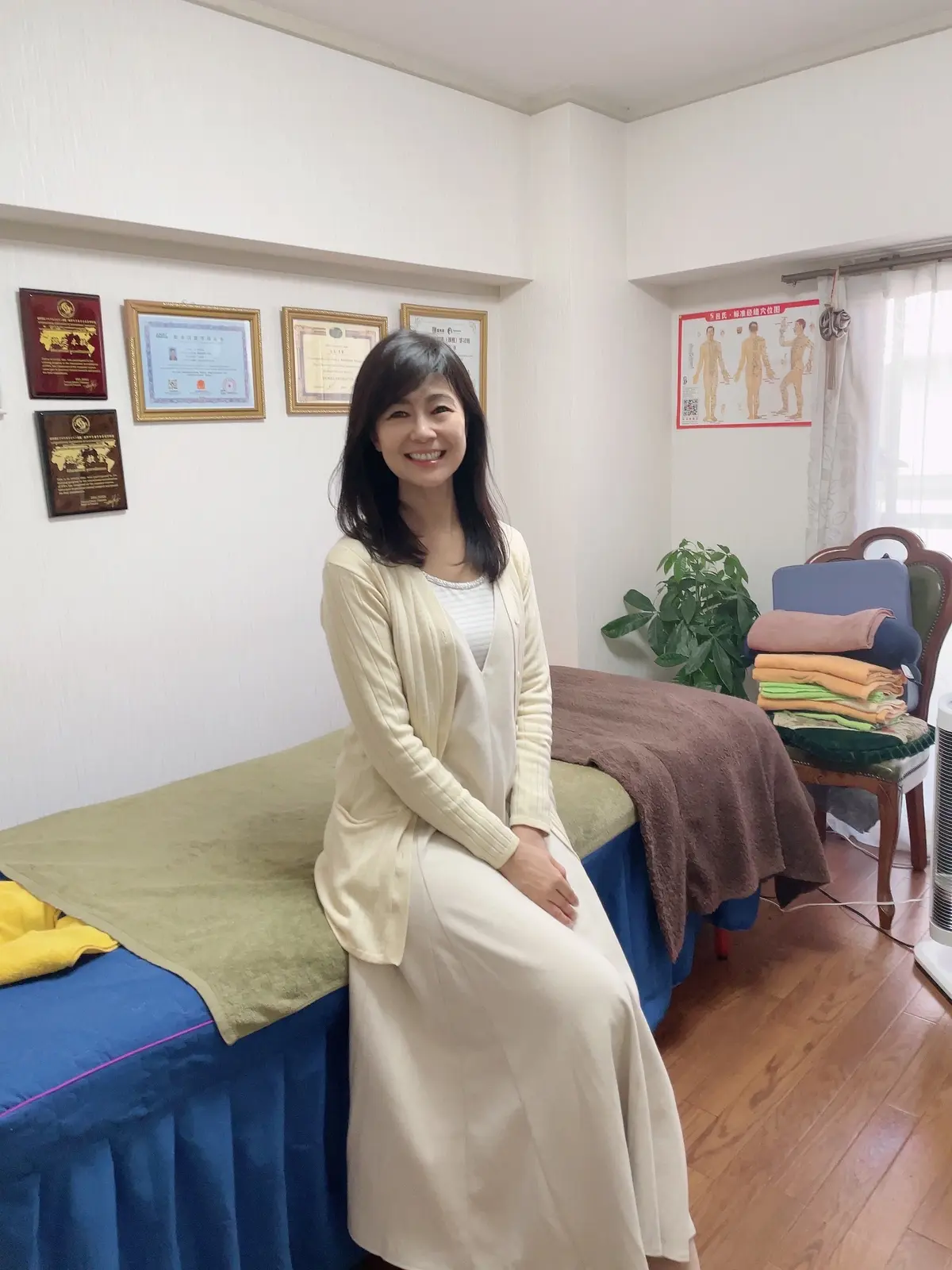 漢方アロマ施術と指導 漢方養成院、認定証、室内、サロン内、ホワイトコーデ、白コーデ、白ワンピース、白カーディガン、ストライプ、カットソー、長袖Tシャツ、長袖、長袖カットソー