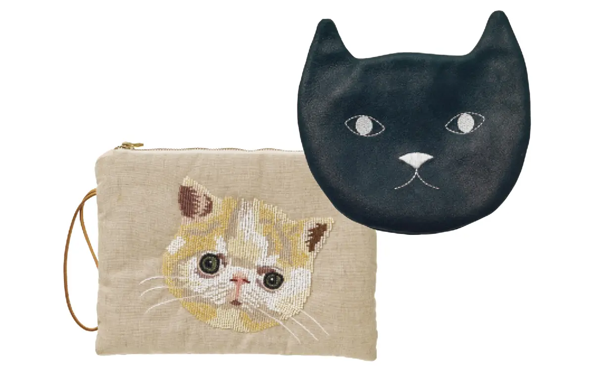 小バッグの日はタテ14×ヨコ17㎝の黒猫ポーチ。