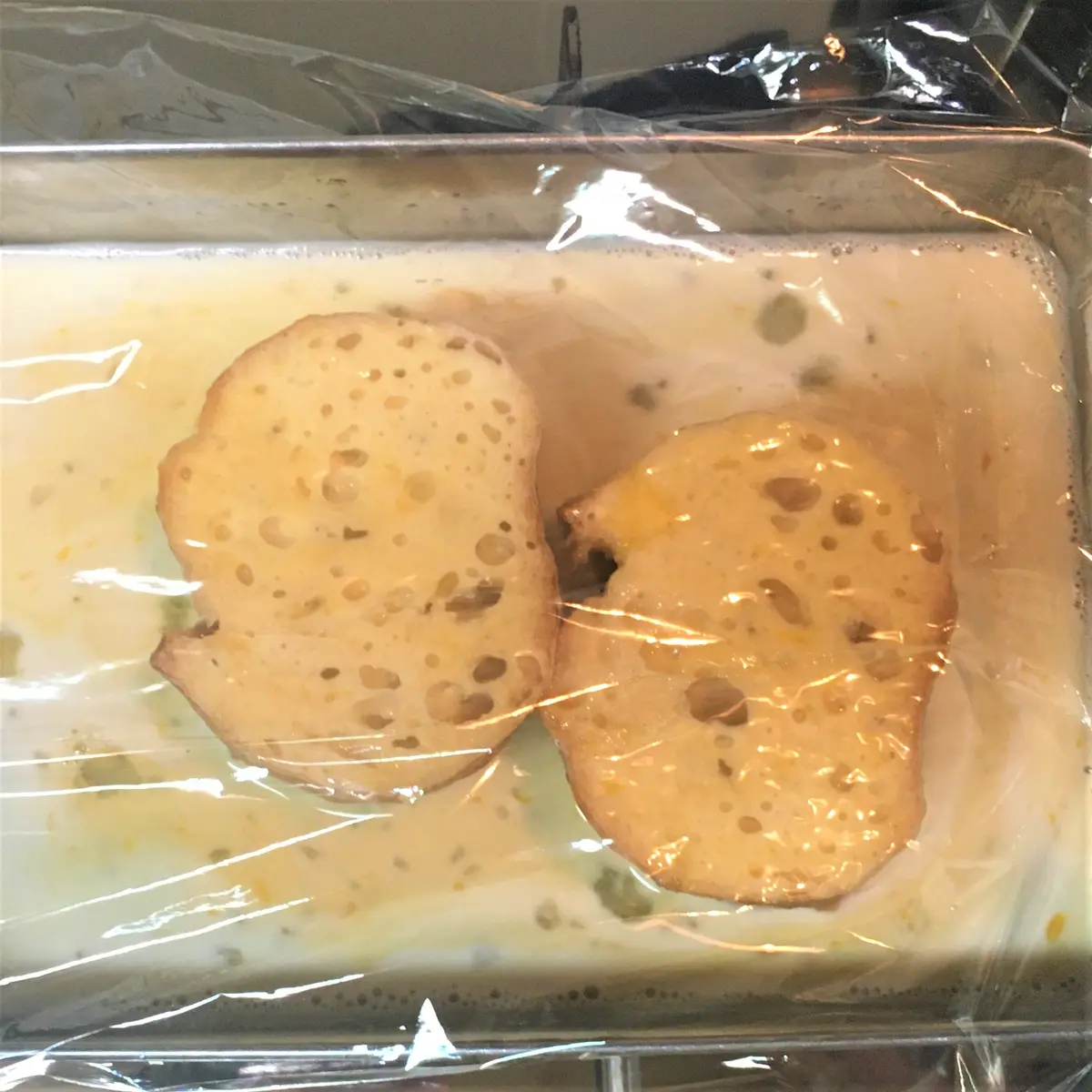 卵液にフランスパンをひたします