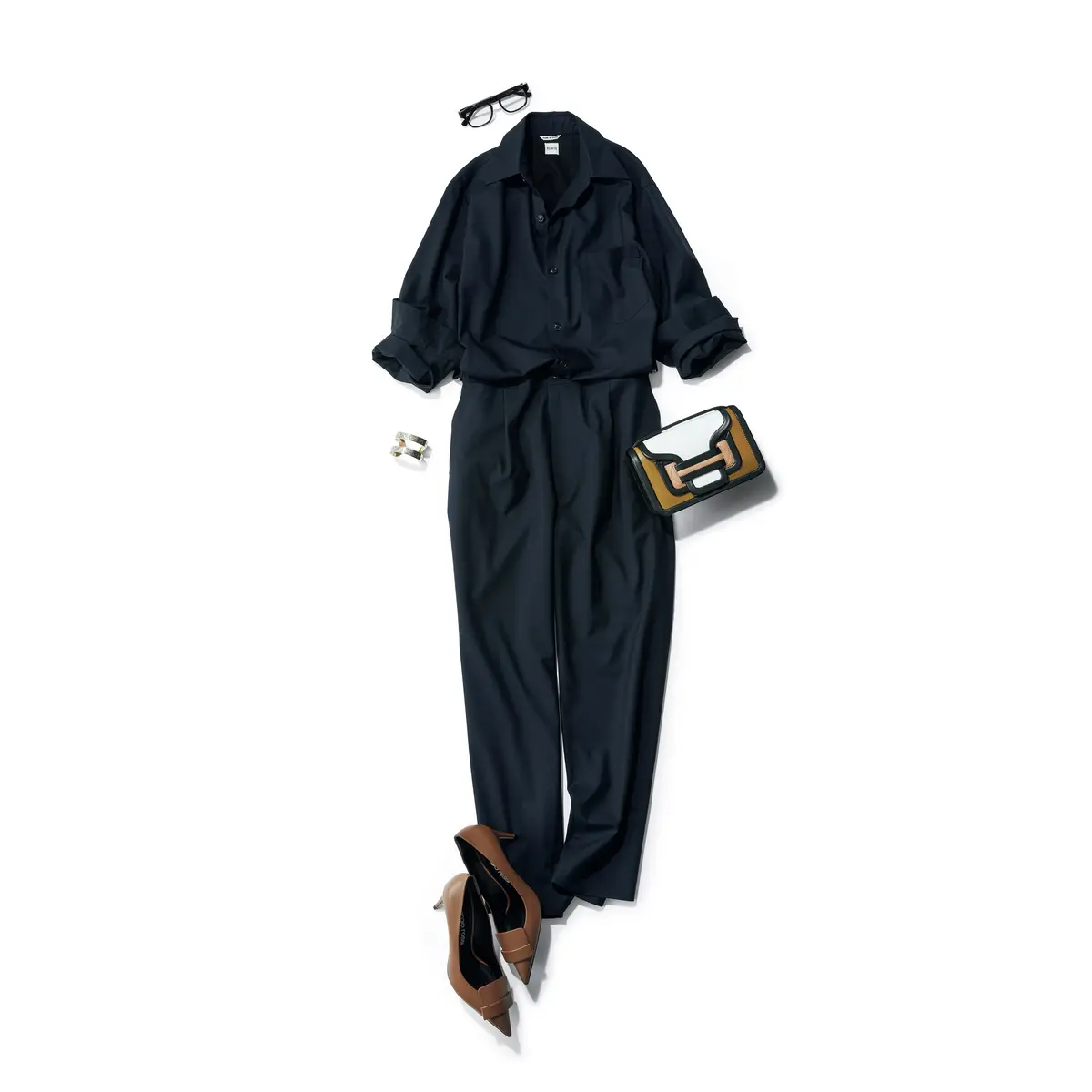 ネイビーオールインワンにブラウンパンプスを合わせたスタイル