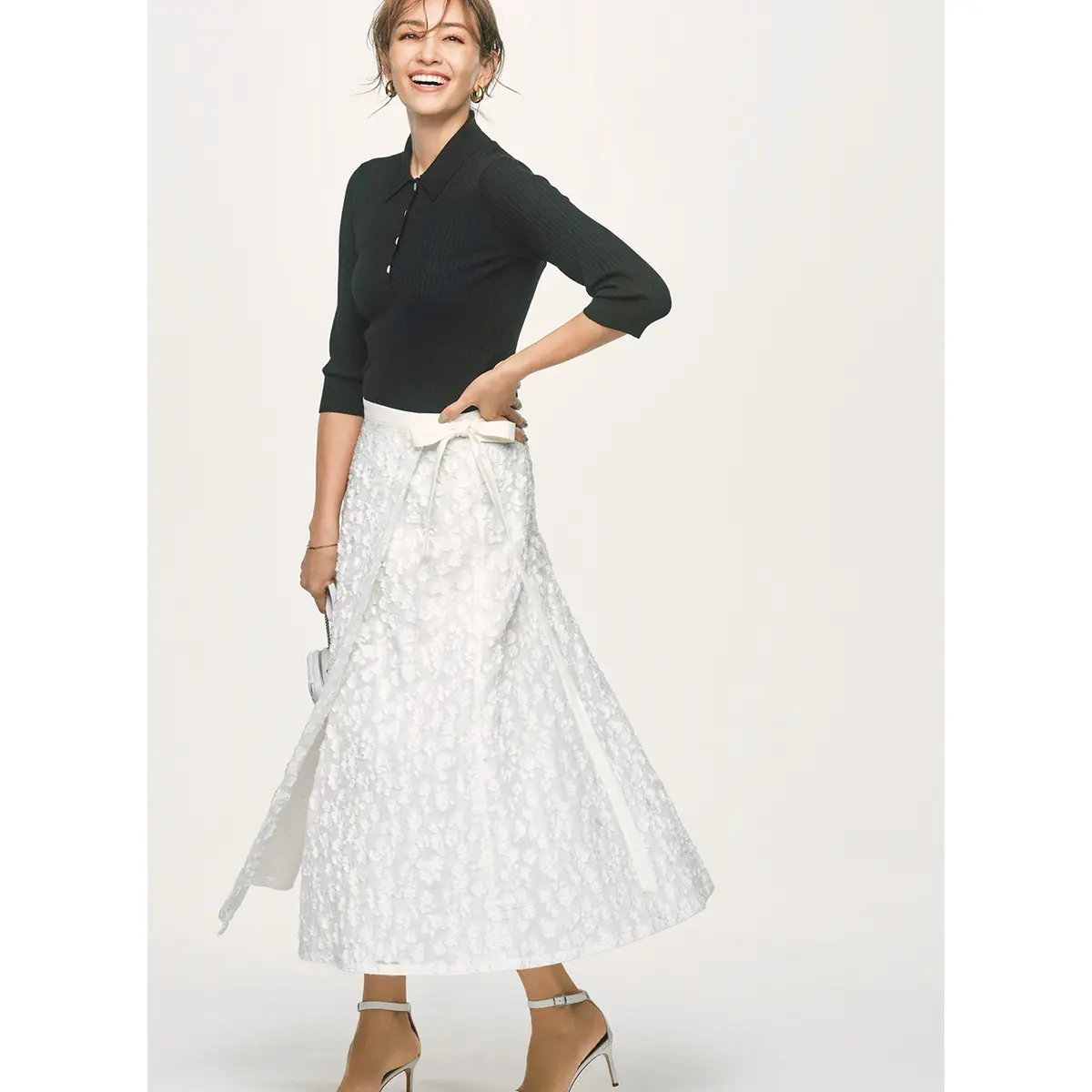 黒ポロニットと白レーススカートのモノトーンコーデ　モデル・RINA