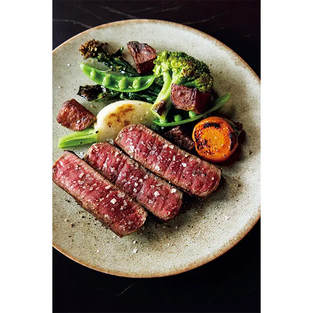 厳選放牧牛のステーキ。写真は埼玉県「国分牧場」の ジャージー牛の内もも（200g）。