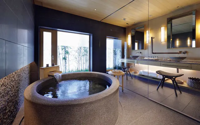 左官職人挾土秀平氏の手による浴槽を配したバスルーム