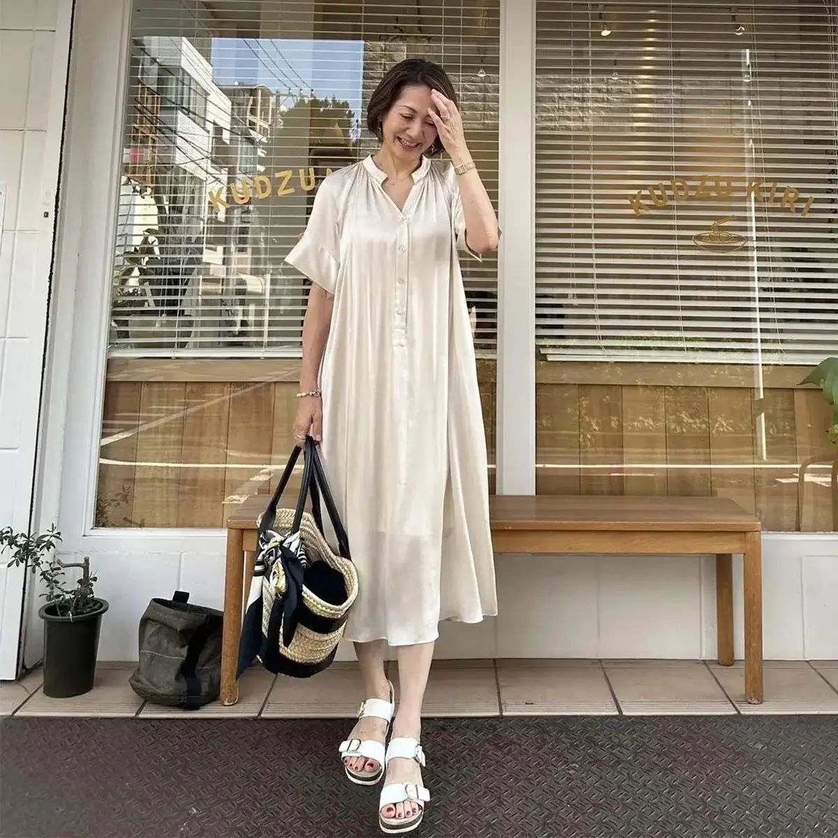 【50代のワンピースコーデ7選】落ち着いた単色カラーが人気！暑さ残る今の季節に着たい一着