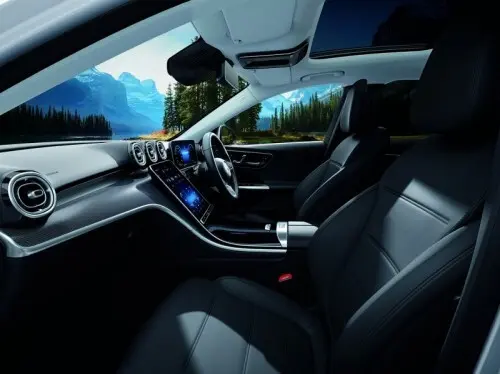 身を預けるとそっと包み込まれるようなシートは絶品。ふっくらとしたクッション、上質な素材で、ロングドライブでも疲れにくいと評判。