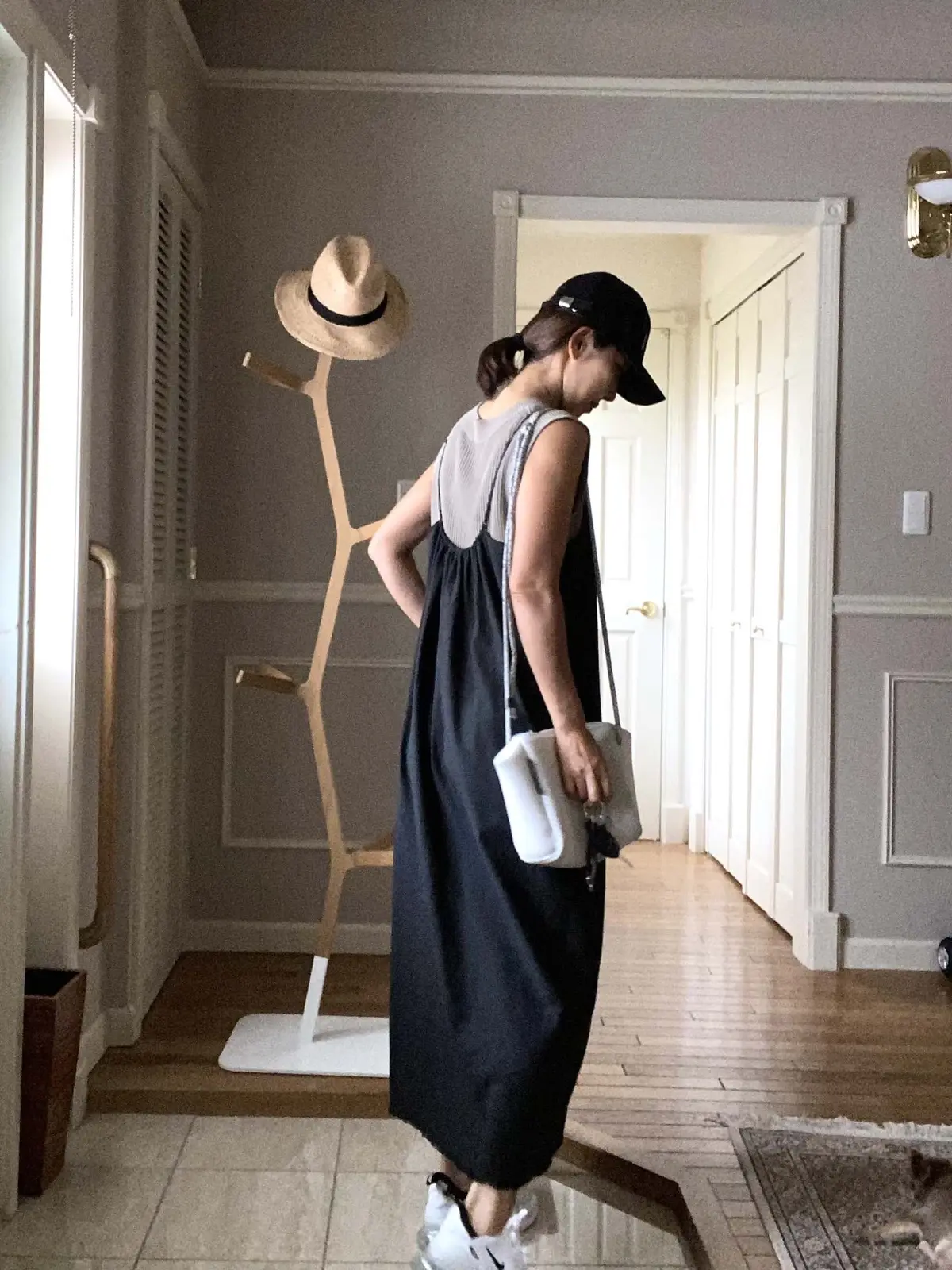 大人ジャンパースカートのスニーカーコーデの画像_4