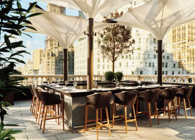 マンハッタンの街区を眺めるガーデンテラス