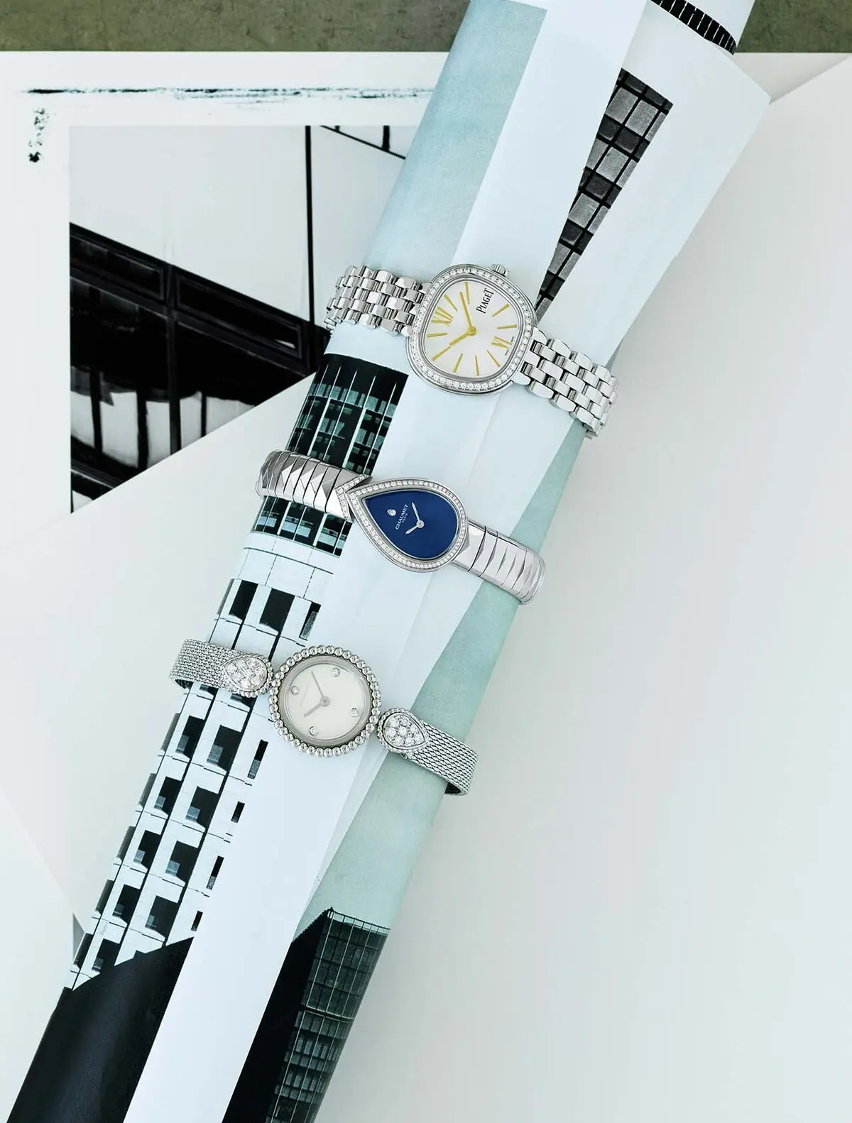 揺れる光で仕草を美しく照らす「時を告げる宝石」