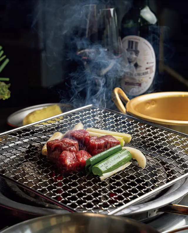 人気メニューはヒレ部位を使った「韓牛アンシムチュムルロク」300g W58,000。韓牛の赤身肉ならではの味わいを満喫して