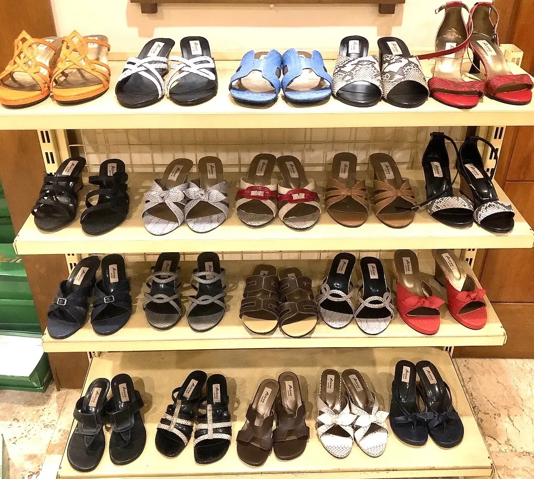 ヘビ革サンダル