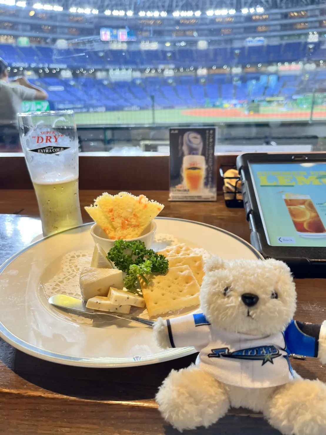 チーズ盛り合わせと日ハムユニフォームベア🐻