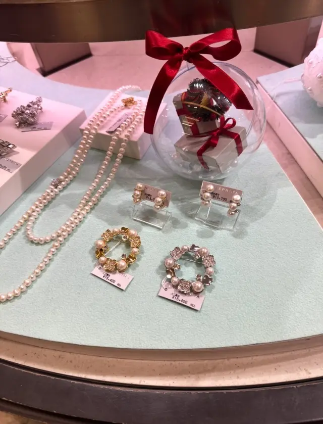 冬のパーティーに、シアー感のあるボウタイの画像_4