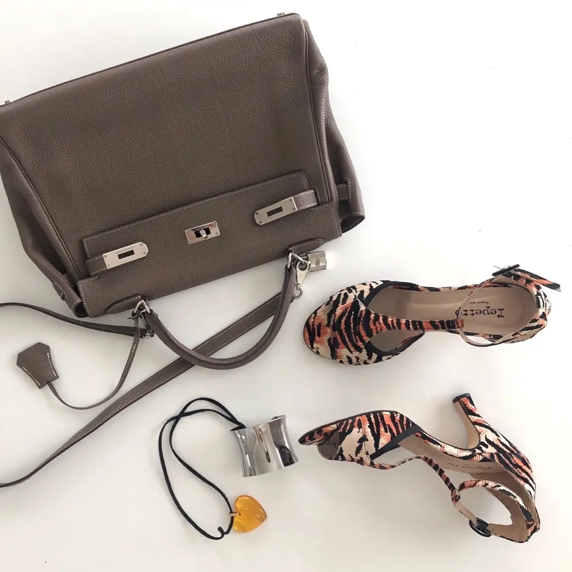 ゆったりシルエットの黒リネンチュニックの画像_3