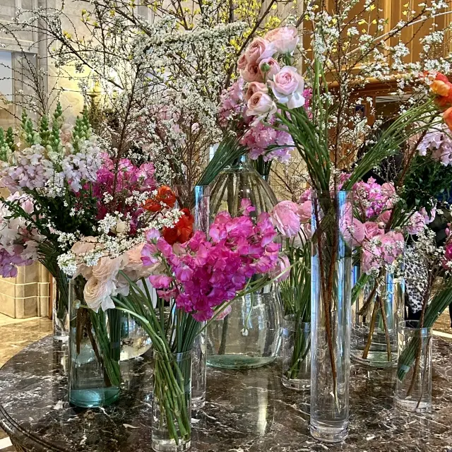 ロビーの春の花々のアレンジ