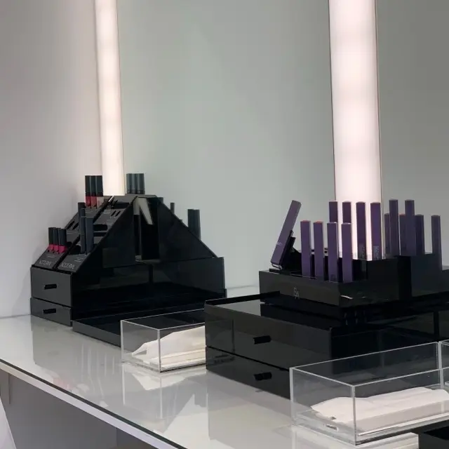 パウダールームにてお化粧中！