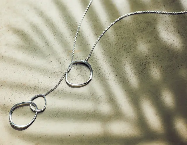 ブランイリスのラリエットネックレス