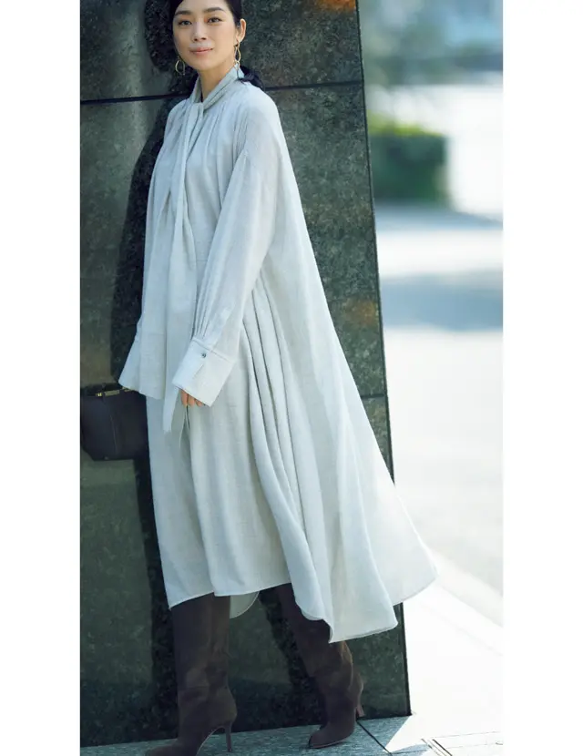 ebureのワンピースと筒形ロングブーツが最旬のコンビネーション