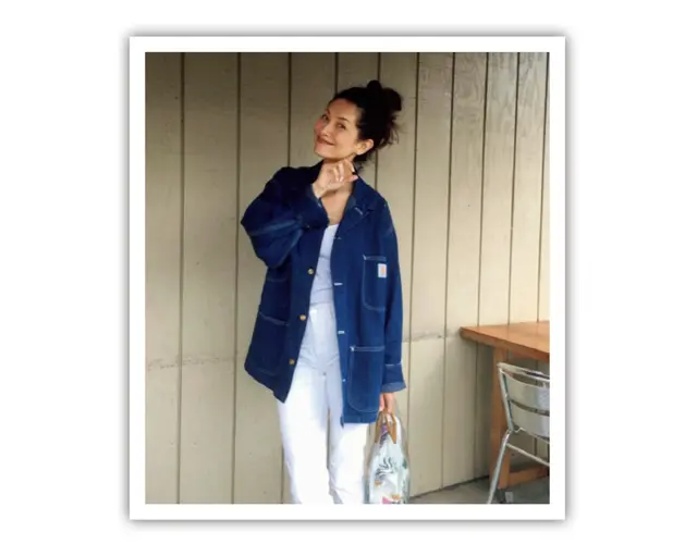 オーバーサイズのデニムジャケットをはおる