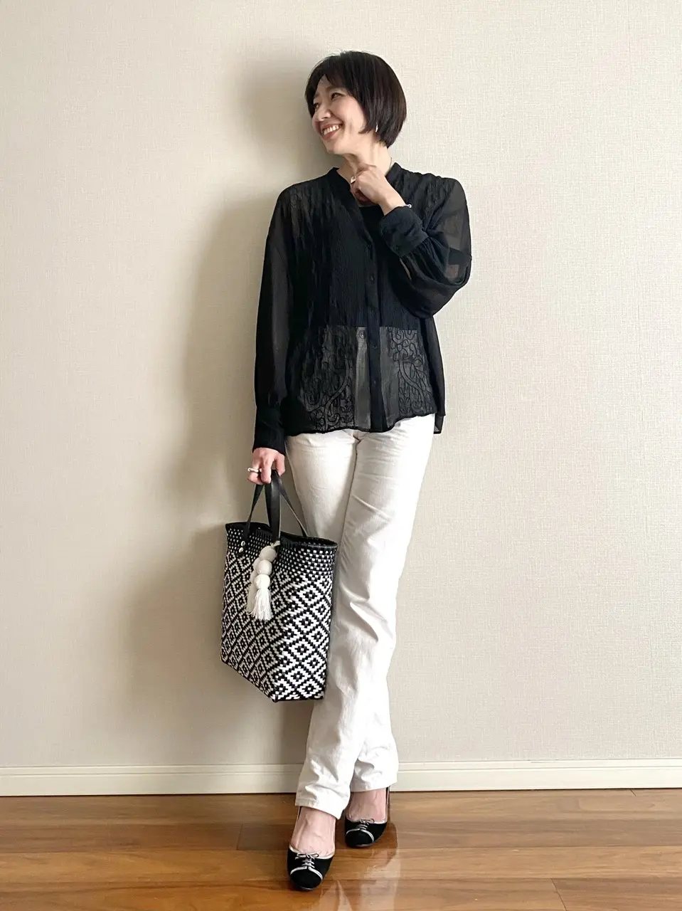 ZARA 黒シアーシャツコーデ 全身
