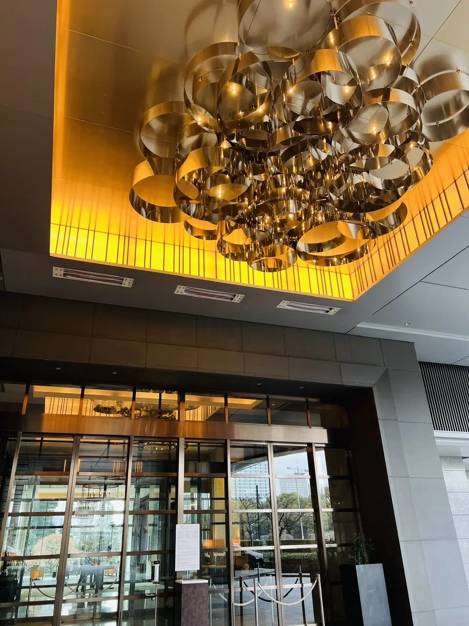 天井のモチーフと正面に見える手向山紅葉