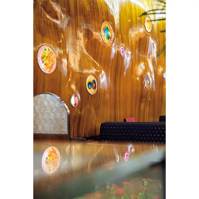 ブナをはじめさまざまな木を集め、1㎝幅の板にしたものを640枚重ねた壁。