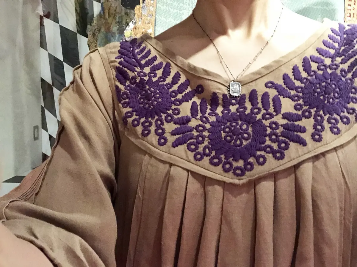 濃ベージュ刺繍ワンピで、ひびのこづえ展の画像_4