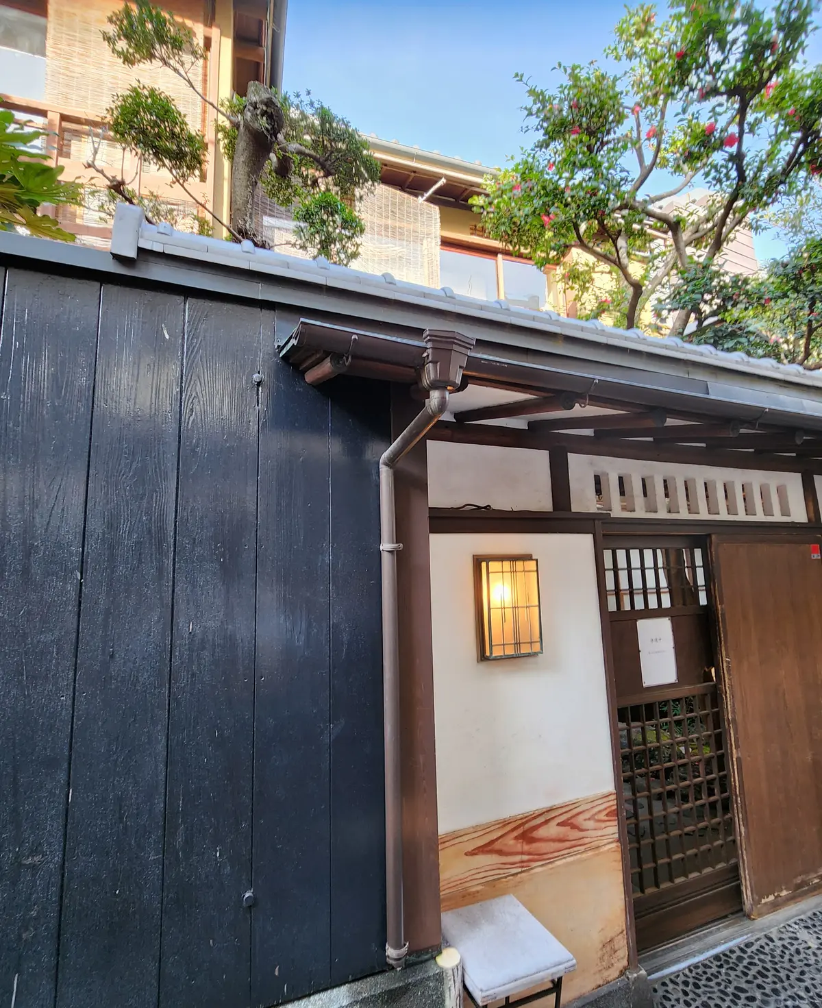 入口からして既に雰囲気ありますね。